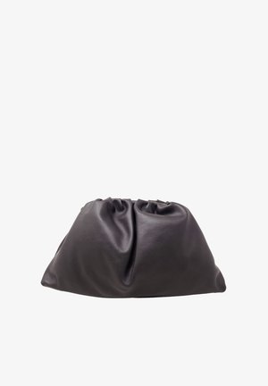 Borsa in pelle nera con un design morbido e arricciato. Caratterizzata da una texture liscia e una forma rotonda, ideale per un uso casual o quotidiano.