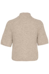 Kortermet genser i lys beige med en strukturert, ribbet mønster og høy krage. Mykt, lodden materiale, rundet nederkant bak.