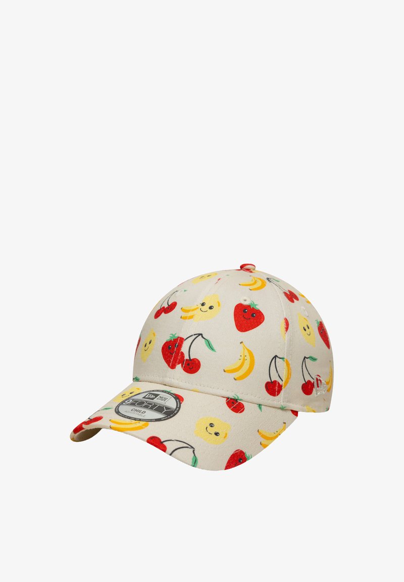 Helle beige Baseballkappe mit bunten Obstmustern, darunter Erdbeeren, Bananen und Kirschen. Verfügt über einen gebogenen Schirm und einen verstellbaren Riemen.