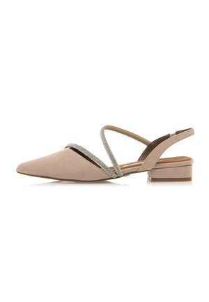 Zapatos slingback de ante beige claro con punta afilada, detalle de tiras metálicas entrecruzadas y tacón bajo. Textura suave y diseño minimalista.