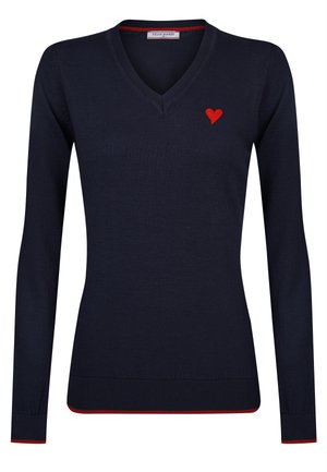 Suéter de lana azul marino con cuello en V, de mangas largas, con acentos rojos en los puños y el dobladillo, presenta un pequeño emblema de corazón rojo en el pecho.