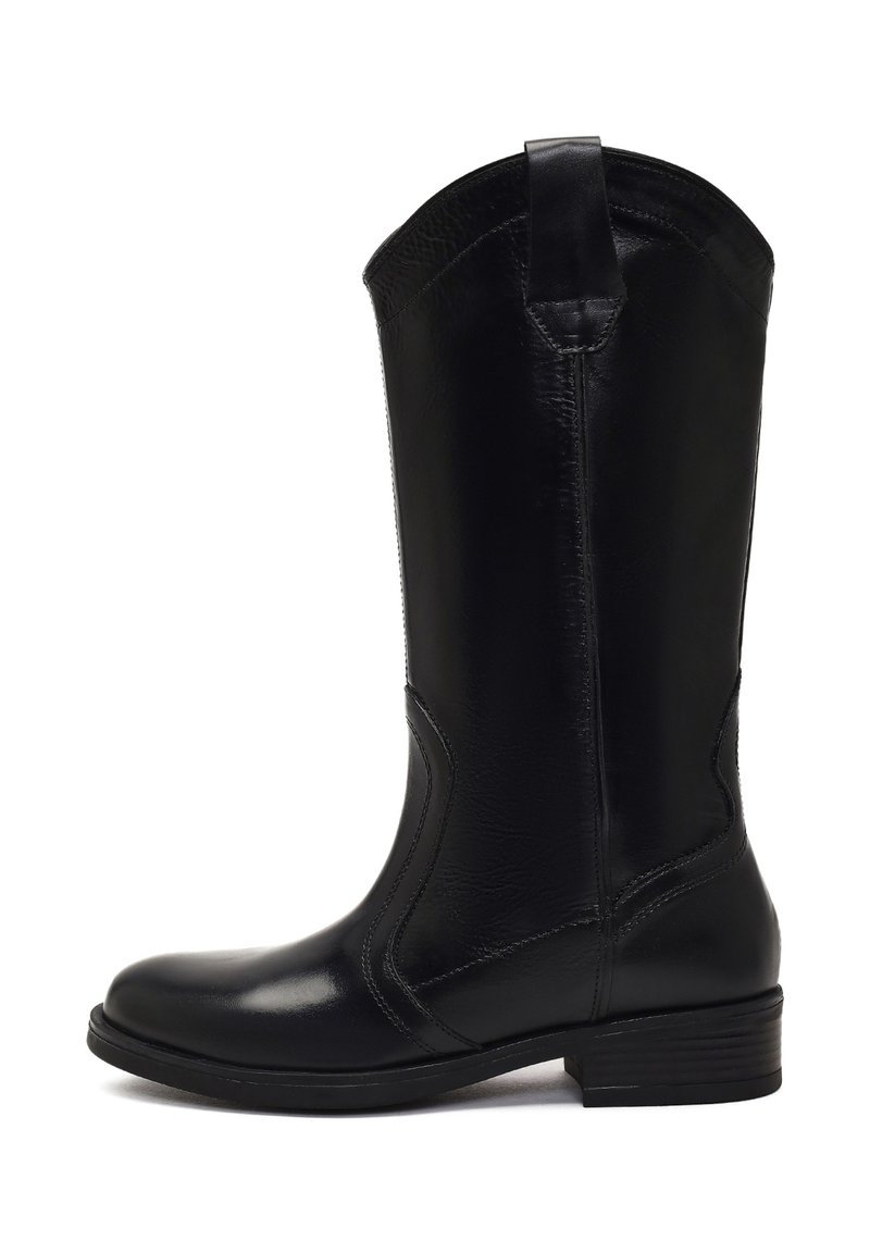 Stivale in pelle nera alto fino al ginocchio con texture liscia, punta rotonda e tacco a blocco. Presenta un design curvo e una linguetta posteriore per facilitarne l'indossamento.