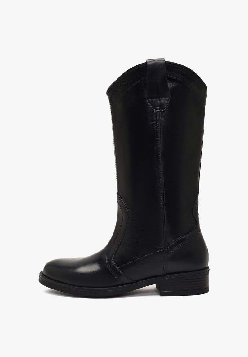 Stivale in pelle nera alto fino al ginocchio con texture liscia, punta rotonda e tacco a blocco. Presenta un design curvo e una linguetta posteriore per facilitarne l'indossamento.