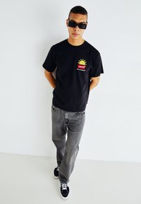 Levi's® VINTAGE FIT GRAPHIC - Apdrukāts T-krekls - caviar