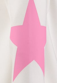 Tela blanca con una gran estrella rosa aplicada con un acabado liso y sólido. La textura parece suave y ligera.