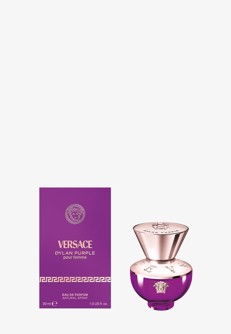 Parfum Versace Dylan Purple dans un flacon rond en verre violet avec un bouchon doré, accompagné d'une boîte violette assortie avec un logo.