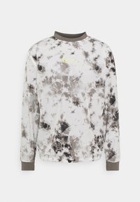 Sudadera de manga larga con patrón tie-dye en tonos de gris y negro, con cuello redondo, cuello acanalado y un dobladillo ajustable con un cordón.