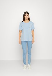 Tommy Hilfiger TEXT TEE - T-shirt estampada - breezy blue