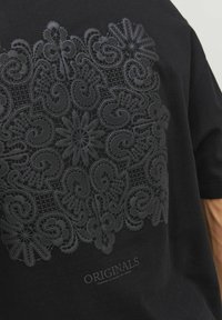 Jack & Jones GEDRUCKT RUNDHALS - Apdrukāts T-krekls - black