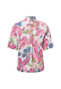 Bloemige short-sleeve shirt met een witte achtergrond en roze, blauwe en groene bloemenpatronen, gemaakt van lichtgewicht stof met een kraag.
