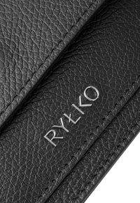 Portafoglio in pelle nera con superficie testurizzata, caratterizzato dal logo "RYŁKO" in rilievo argentato. Include cuciture visibili e bordi lisci.