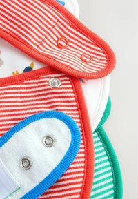 Set med tre haklappar med röda och vita ränder, enfärgat blått och gröna accenter, samt tryckknappar; mjukt bomullsmaterial.