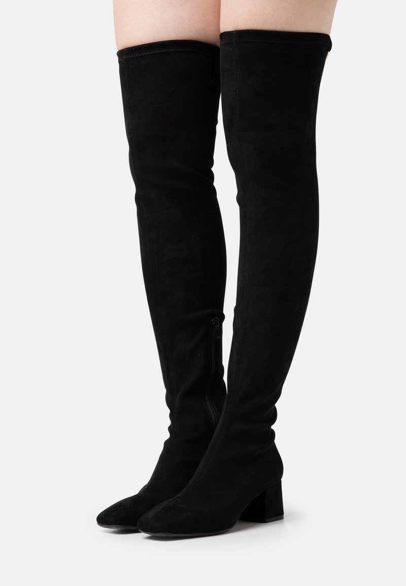 Stivali neri sopra il ginocchio in suede, con zip laterale, tacco a blocco e texture liscia senza motivi visibili.