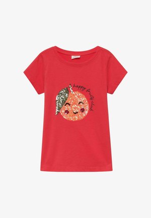 Rotes T-Shirt mit kurzen Ärmeln und einem paillettenbesetzten, lächelnden orange-grünen Blattmotiv sowie dem Schriftzug „happy fruits club“ auf der Vorderseite.