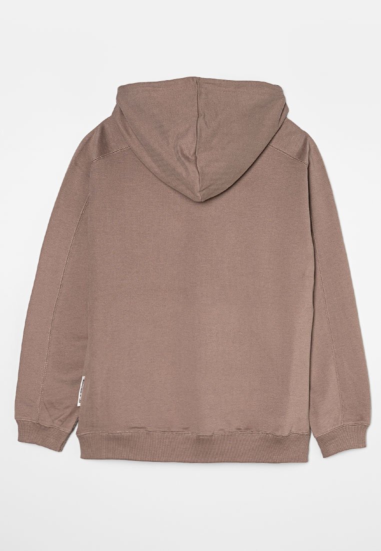 Brauner Kapuzenpullover mit langen Ärmeln, gerippten Bündchen und Saum, von hinten auf einem weißen Hintergrund gezeigt.