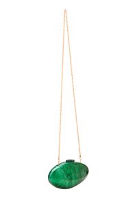 Grüne, oval geformte Clutch aus glänzendem Material, mit goldfarbener Kettenriemen und einem kleinen Verschluss oben. Glatte Textur mit gewelltem Muster.
