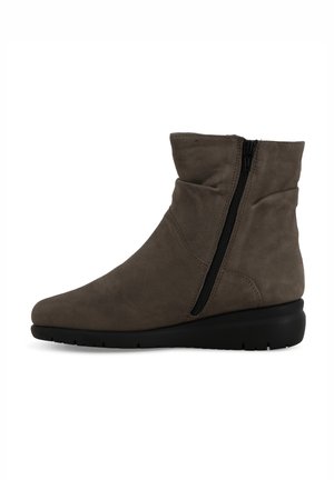 Stivaletto alla caviglia in suede grigio scuro con cerniera laterale, punta leggermente appuntita e piccolo tacco nero spesso. Texture morbida e design minimalista.