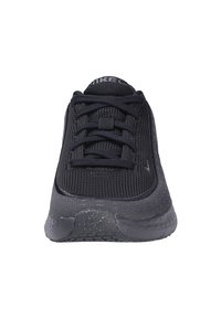 Zapatilla deportiva negra con parte superior de malla, punta redonda y suela texturizada con detalles moteados. Incluye seis ojales y cordones planos.