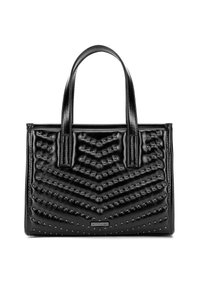 Borsa nera con design trapuntato caratterizzato da motivi a spina di pesce in rilievo e piccole borchie. Doppio manico, realizzata in materiale sintetico liscio.