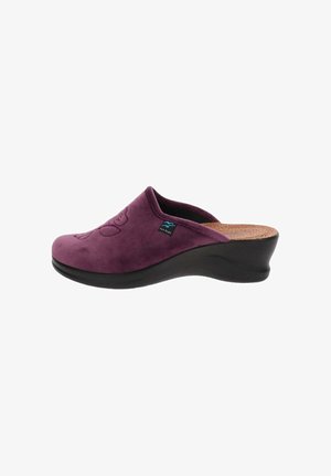 Zoccoli in suede viola con suola a zeppa nera, caratterizzati da un design impresso e un sottopiede in sughero testurizzato per un comfort aggiuntivo.