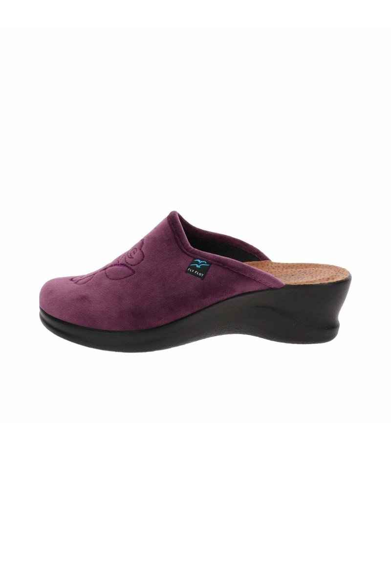 Zoccoli in suede viola con suola a zeppa nera, caratterizzati da un design impresso e un sottopiede in sughero testurizzato per un comfort aggiuntivo.