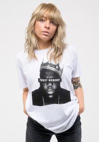 Paradiso Clothing BIGGIE SMALLS TRUST NOBODY BOYFRIEND FIT - Print T-shirt - white