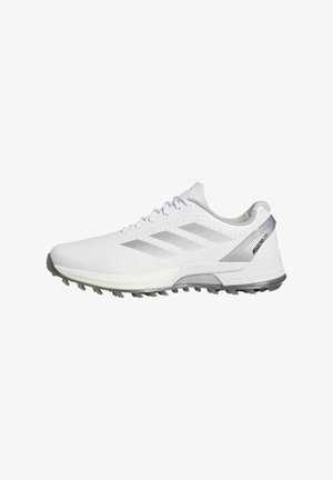 Zapatillas deportivas blancas con un upper sintético suave, acentos grises, perforaciones y una suela de goma con tacos multidireccionales para proporcionar tracción.