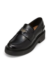Mocassins en cuir noir dotés d'un bout arrondi, de surpiqûres surélevées, d'une sangle décorative avec un accent métallique et d'un talon épais.