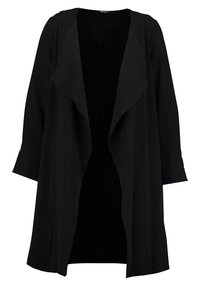 Černý otevřený kabát vyrobený z měkké látky, má drapovaný límec, dlouhé rukávy s mírným rozšířením a žádné viditelné zapínání.