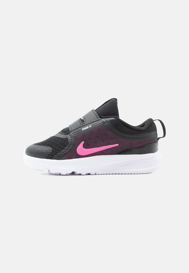 Μαύρο και μωβ αθλητικό παπούτσι Nike με ροζ λογότυπο, διχτυωτό επάνω μέρος, λουράκι με βέλκρο και χοντρή λευκή σόλα σε απλό φόντο.