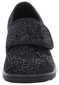 Černá bota s květinovým embosovaným vzorem, uzavírání na suchý zip, kulatá špička, texturovaný povrch a plochá gumová podrážka.