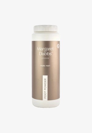 Weiße Flasche mit beigem Etikett, auf dem "Margaret Dabbs London Pure Feet Fußpuder" für die Fußpflege steht.