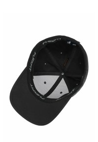 Cappello nero con visiera curva, realizzato in tessuto. L'interno presenta una fodera grigia, fori di ventilazione e il marchio "FLEXFIT" lungo la fascia.