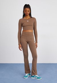 adidas Originals ESSENTIALS FLARED - Legingi — bikses - earth strata