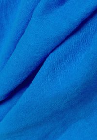 Blauem Stoff mit einer weichen Textur, der eine glatte Oberfläche und subtile Webmuster aufweist. Das Material wirkt leicht und geschmeidig.