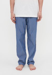 Blauwe gestreepte pyjamabroek met verticale strepen in blauw en multiculturele lijnen. Gemaakt van een lichte stof met een ontspannen pasvorm.