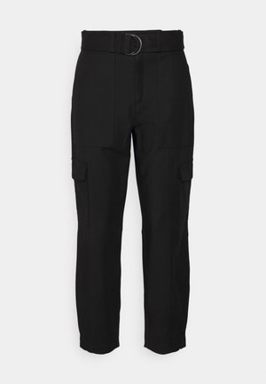 Schwarze Cargo-Hose mit hoher Taille, einem breiten Stoffgürtel und einer Metallschnalle in D-Form, ausgestattet mit vorderen und seitlichen Klappentaschen.