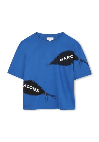 Blauwe katoenen t-shirt met twee grafische zwarte ritssluitingen en witte letters "MARC" en "JACOBS." Korte mouwen en een relaxte pasvorm.