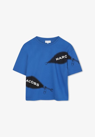 Blauwe katoenen t-shirt met twee grafische zwarte ritssluitingen en witte letters "MARC" en "JACOBS." Korte mouwen en een relaxte pasvorm.