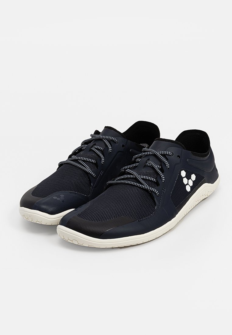 Zapatillas deportivas de malla en color Navy con puntera de goma negra, cordones elásticos y un logotipo blanco en el lateral. Diseño ligero con una suela flexible.