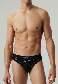 Czarne slipy z elastycznym paskiem ozdobionym logo, wykonane z gładkiego materiału, dopasowane, z małymi wzorami w całej powierzchni.