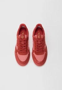 Sneakers rossi in suede con pannelli in tessuto rosa, suole in gomma e lacci abbinati. Logo dorato del marchio sulla soletta. Taglia 37.