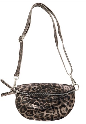 Kleine Umhängetasche mit verstellbarem Riemen, glänzendem Leopardenmuster und einem horizontalen Reißverschluss vorne.
