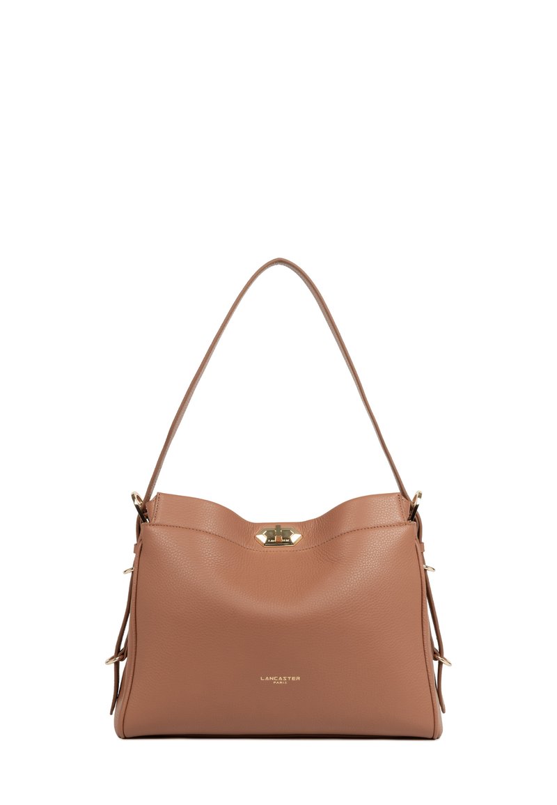 Borsa a tracolla in pelle color tan con una sola tracolla, chiusura con fibbia dorata e logo "Lancaster Paris" al centro anteriore.