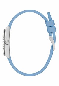 Relógio de pulso prateado apresenta uma caixa redonda com aro de cristal, correia de borracha azul clara e fecho prateado para fixação segura.