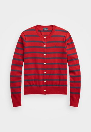 Rød cardigan med marineblå horisontale striber, rund hals, knapper foran og et lille broderet logo på venstre bryst.