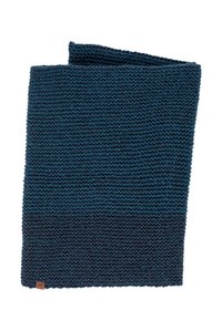 Écharpe tricotée bleu foncé avec un motif texturé, pliée avec une petite étiquette marron dans un coin, isolée sur fond blanc.