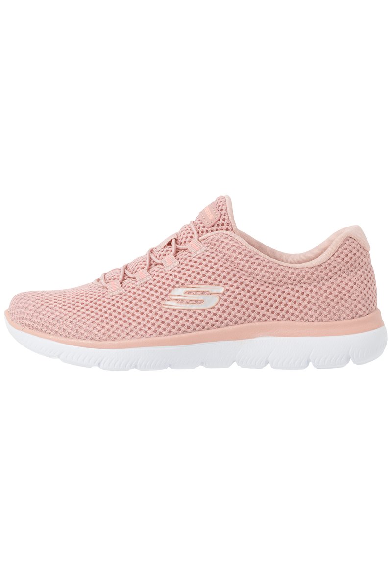 Baskets de sport en maille rose clair avec une semelle blanche, présentant un design à lacets et un accent logo sur le côté. Texture respirante tout au long.