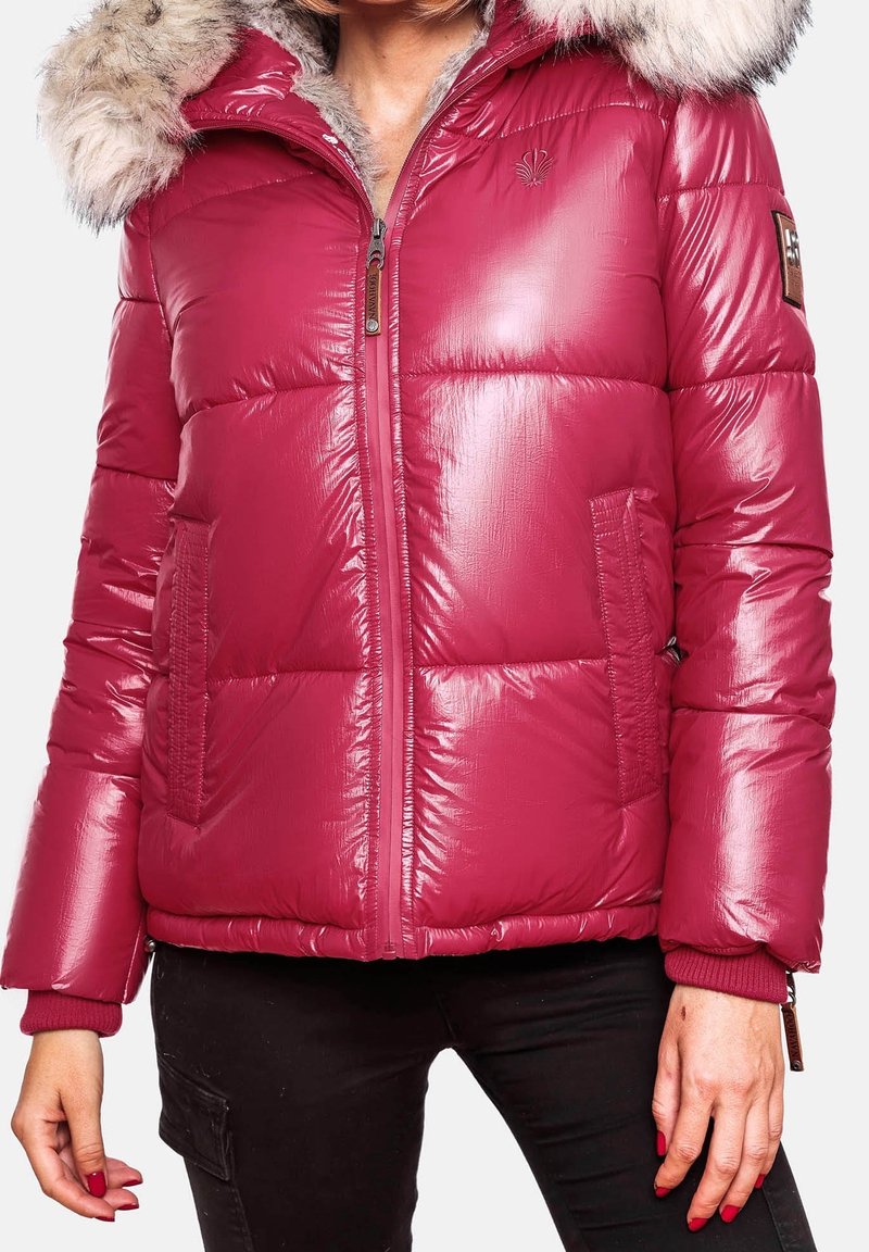 Giacca puffer fucsia con finitura lucida, dotata di cappuccio con bordo in pelliccia, chiusura con zip e tasche laterali. Design a pannelli cuciti.