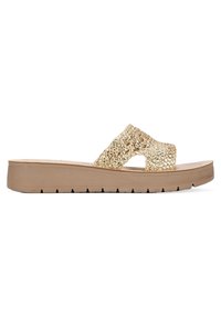 Sandale à glissière tissée en or avec une plateforme beige plate et une semelle texturée, dotée de larges sangles croisées.